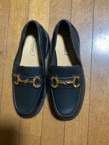 블랙 골드 장식 로퍼