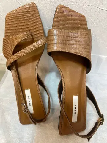 AMERI 크로커다일풍 브라운 뮬 샌들