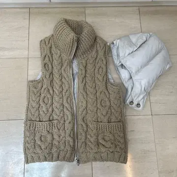 후드 부착 베이지 다운 베스트