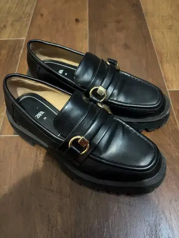 ZARA 블랙 로퍼 골드 버클