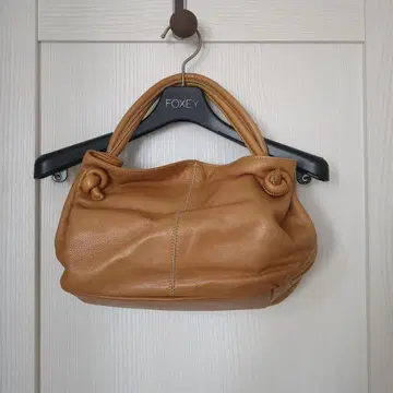 새상품급 천연 가죽 소재의 작은 카멜색 백