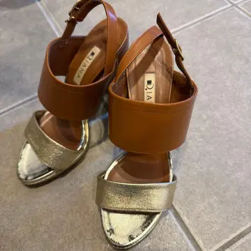 D.JANA 브라운 실버 힐샌들