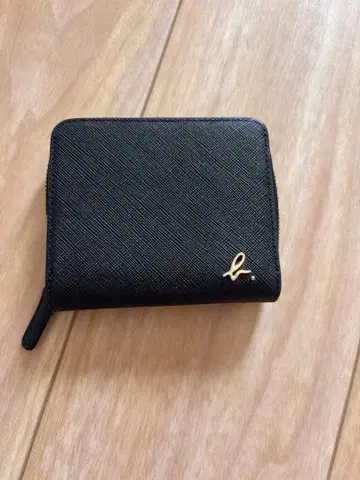 블랙과 옐로우 컬러의 접이식 지갑