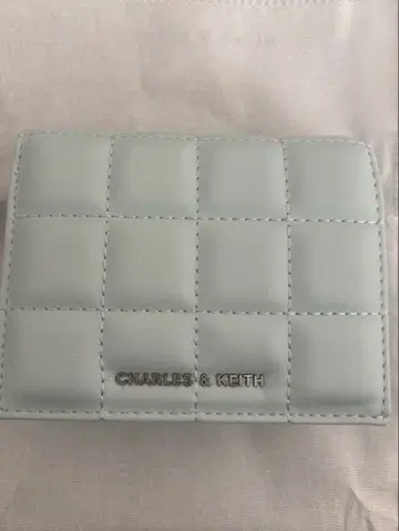 찰스앤키스 스퀘어 퀼트 체인 핸들 지갑