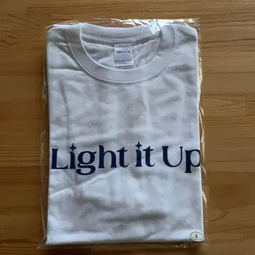 [ 새상품 ] NiziU 'Light it Up' T셔츠 L 사이즈