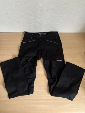 새상품급 오클리 블랙 골프 팬츠 사이즈 30 3D 입체 재단 스컬