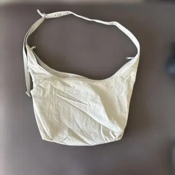 크림색 숄더백