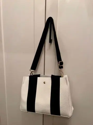 화이트 블랙 스트라이프 숄더백