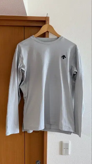 DESCENTE 그레이 긴팔 티셔츠 블랙 로고