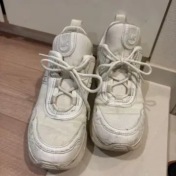 마이클코어스 통굽 화이트 스니커즈 24.0