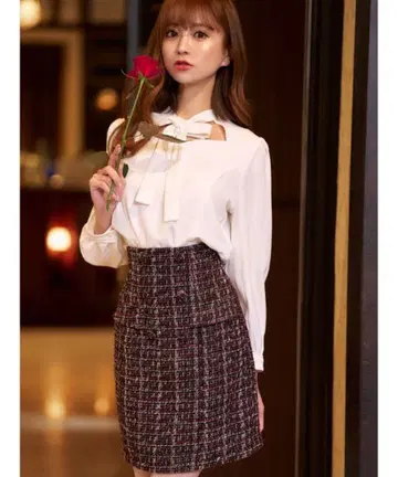 빨간색과 블랙의 트위드 미니 스커트