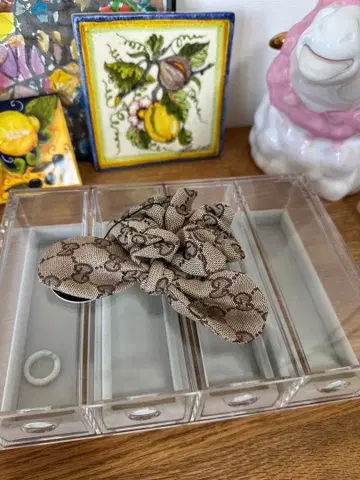 로고 베이지 스크런치