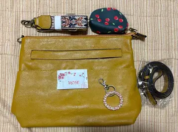 머스타드 색 숄더백과 브라운 백