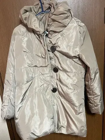 베이지 후드 부착 다운 자켓