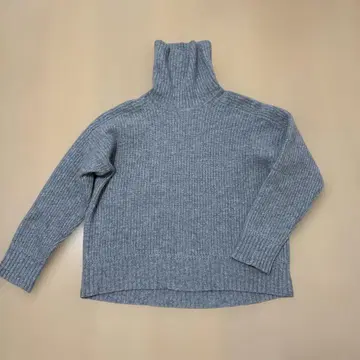 리브 그레이 터틀넥 스웨터