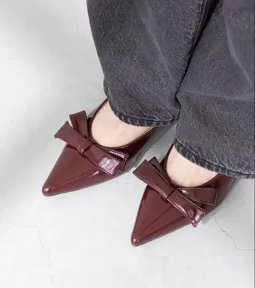 리본 모티브 스틸레토 힐 펌프스