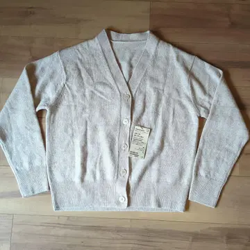 세탁 가능한 울 V넥 가디건 L 사이즈 베이지