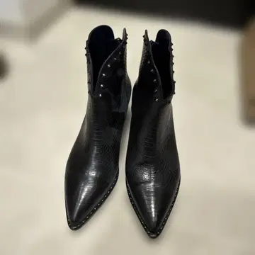 O Ric 블랙 가죽 부츠 스터드 장식