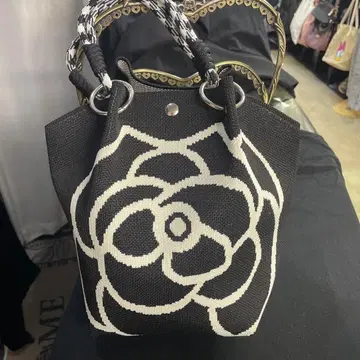 블랙과 화이트 꽃무늬 토트백 길이 20cm, 폭 22cm, 높이 18cm