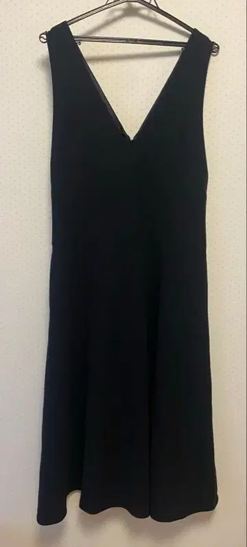 알아바일 블랙 V넥 플레어 오버롤 스커트