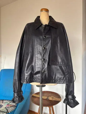 짧은 기장 가죽 자켓