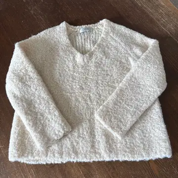 Noble 크림색 V넥 니트