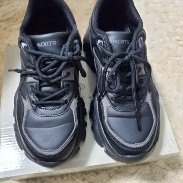 ORTR 블랙 스니커즈 통굽