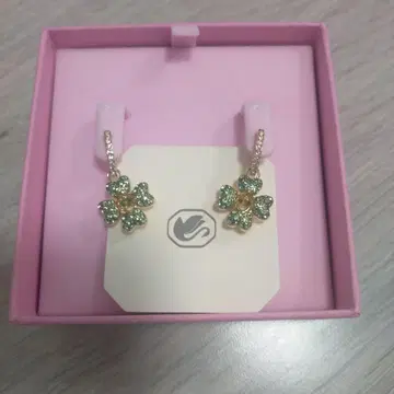 꽃 모양 귀걸이 그린과 금 스톤 장식