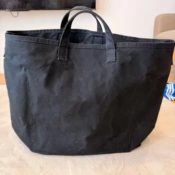 This is a(n) Base Tote L 블랙