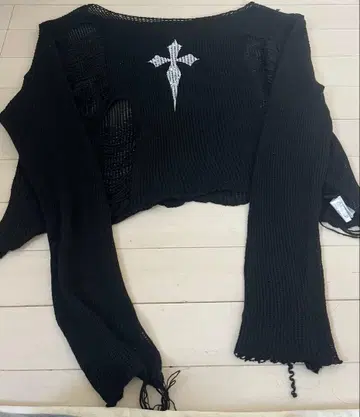 다크코어 블랙 크로스 자수 크롭탑