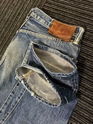 EDWIN 스트레이트 데님 블루 데미지 가공