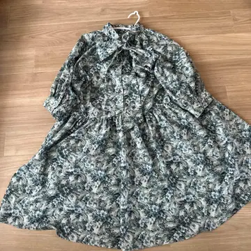 그린 컬러 꽃무늬 원피스