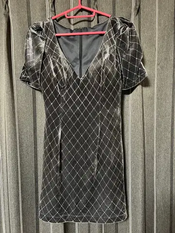 그레이 벨벳 다이아몬드 패턴 미니 원피스