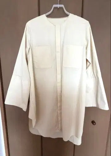 [ despres ] 크림색 긴팔 셔츠 플레어 소매 포켓 부착