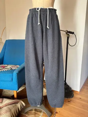 다크 그레이 조거 팬츠 사이드 포켓 포함