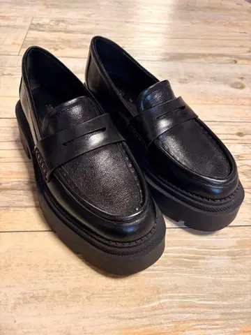 새상품급 ZARA 천연 가죽 로퍼 트랙 밑창 35 통굽