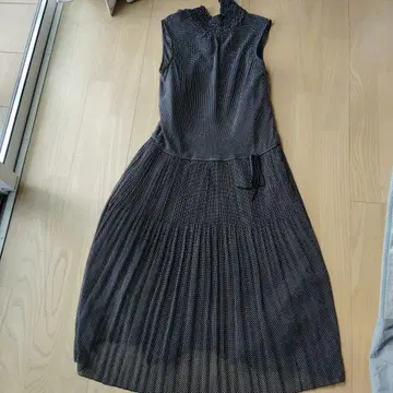 [ 컴시즘 ] 슬리브리스 도트 무늬 원피스