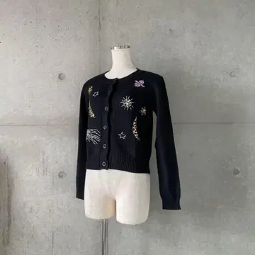 택 포함 새상품 스페이스 자수 반짝이 스팽글 가디건 블랙