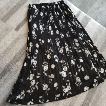 블랙과 화이트 꽃무늬 플리츠 플레어 스커트