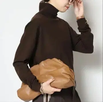 [택 포함] 두지엠 클라세 WONDER 터틀넥 풀오버 브라운