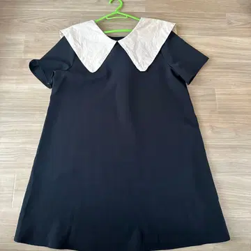 블랙 무릎 기장 원피스 큰 카라 부착