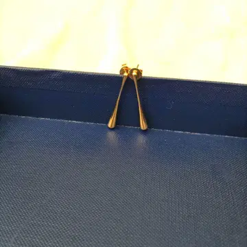 Calvin Klein 골드 스트레이트 스터드 귀걸이