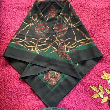 장식적인 무늬의 대형 스카프