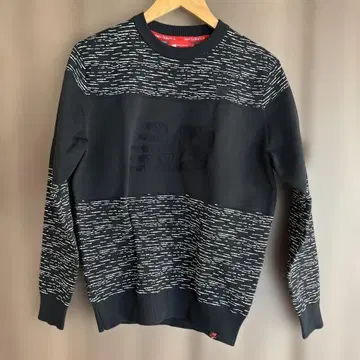 New Balance 스트라이프 크루넥 스웨터