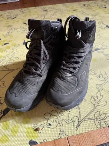 다크 그레이 하이컷 스니커즈