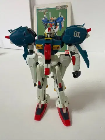 건담 프라모델 화이트 블루 레드