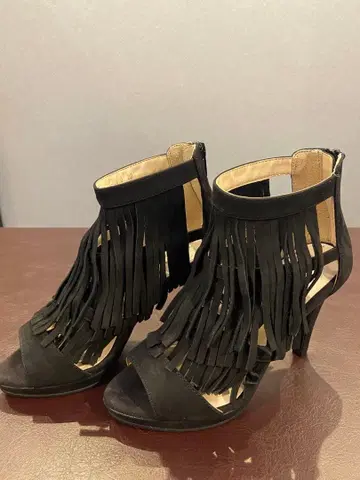 BARCLAY 블랙 프린지 하이힐 샌들