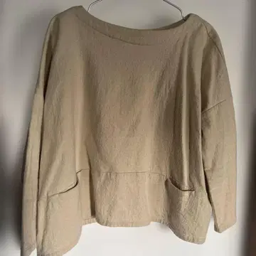 네스트로브 베이지 오프숄더 셔츠