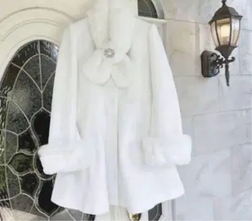 evelyn 코트 2023 화이트 브로치 하나 결품