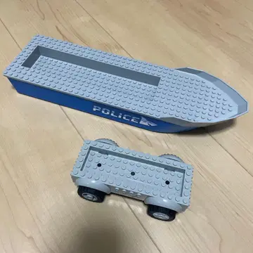 폴리스 보트와 차량 부품